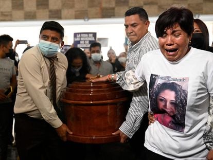 Elizabeth Otavalo llora con la mano en el féretro de su hija, la abogada María Belén Bernal el 22 de septiembre en Quito.