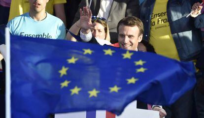 Emmanuel Macron detrás de la bandera de la UE la semana pasada en Albi, durante su campaña electoral.