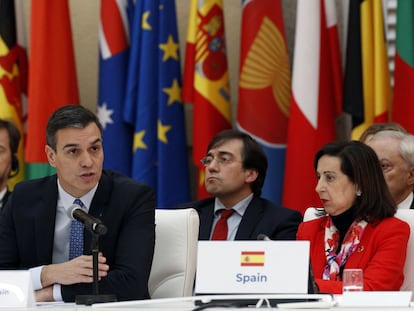 Pedro Sánchez, y Margarita Robles, en un encuentro en el Palacio de El Pardo, en diciembre de 2019.