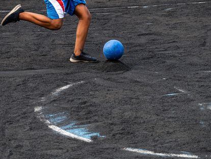 Un chico juega al fútbol sobre la ceniza del volcán de La Palma.