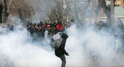 Jóvenes estudiantes son dispersados con gases lacrimógenos en el centro de Santiago
