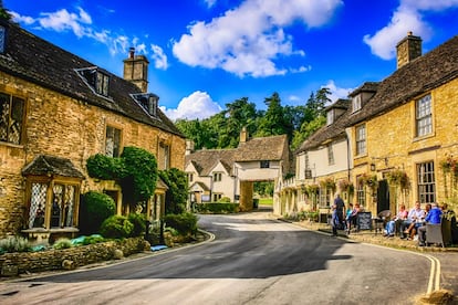 Está considerado, popularmente, el pueblo más bonito de Inglaterra. Pero hay muchos más. El cuidado por el paisaje y la arquitectura popular, el buen gusto inglés, está presente en esta selección de 25 localidades que representan en buena medida la esencia de lo 'british' y la variedad de sus condados. En el caso de Castle Combe, la imagen que perpetúa este pequeño pueblo es la del puente ideado para el paso de los caballos de carga. Una fotografía que el visitante recoge en su cámara cuando pasea por sus calles. Su nombre recuerda a un castillo ya desaparecido, aunque se conserva el mercado cubierto junto a la iglesia de San Andrés. Un escenario de película que acogió el rodaje de 'Caballo de Batalla', de Steven Spielberg.