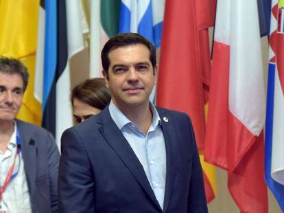 Alexis Tsipras, primer ministro griego (derecho), y su ministro de Finanzas, Euclid Tsakalotos (izquierda).