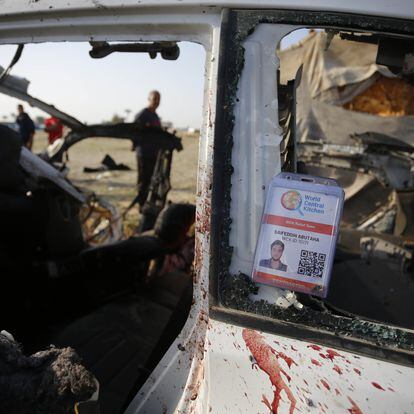 Deir al-Balah, Gaza – 2 de Abril: Um veículo gravemente danificado foi visto por funcionários que trabalham para a Assistência Voluntária Internacional. 