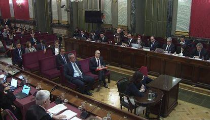 El banquillo, con algunos asientos vacíos, en el centro de la sala durante el juicio del procés.