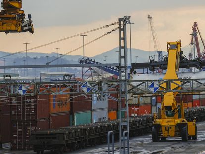 Decenas de contenedores en el puerto de Bilbao, donde los transportistas seguían el lunes parados.