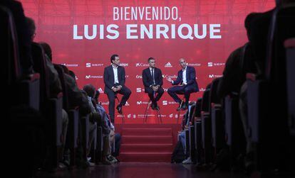 El presidente de la RFEF, Luis Rubiales (derecha), y el director deportivo de la RFEF, José Francisco Molina (izquierda), junto a técnico Luis Enrique, que ha sido presentado hoy en la Ciudad del Fútbol (Las Rozas, Madrid) como nuevo seleccionador nacional de fútbol.