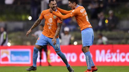 Aguilera y Álvarez, celebran un gol con América.