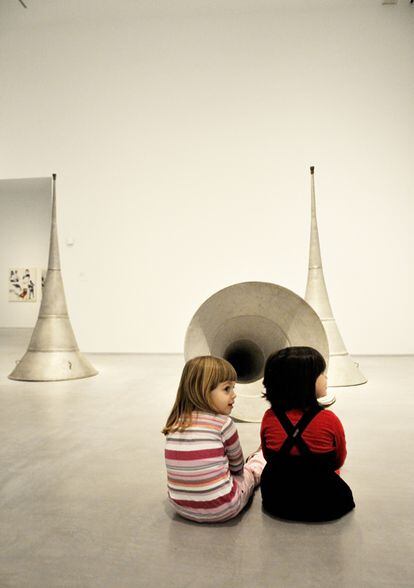 Luna y Alma frente a <i>Las trompetas del juicio</i> (1968), de Michelangelo Pistoletto, en el Museo de Arte Reina Sofía de Madrid. El centro abre cada domingo un punto de información de su departamento de educación que reparte guías e itinerarios gratuitos adaptados para niños. <a href="http://www.museoreinasofia.es" rel="nofollow" target="_blank">www.museoreinasofia.es</a>