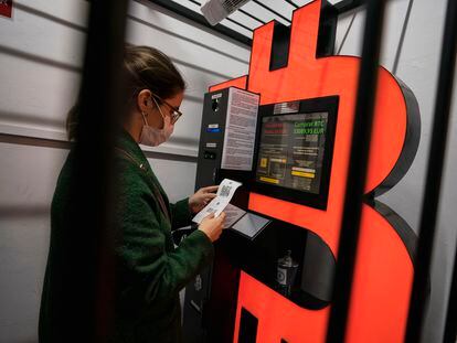 Una mujer usa un cajero de bitcoins en Barcelona en febrero de 2021.