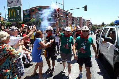 Recibidos entre aplausos y vítores, y acompañados por un grupo de manifestantes de CC OO de Alcobendas y San Sebastián de los Reyes, se han dirigido a la plaza de la localidad.