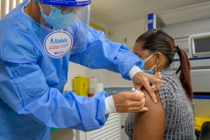 Un enfermero inyecta la vacuna Abdala en el Centro Nacional de Genética Médica de Cuba, en La Habana.