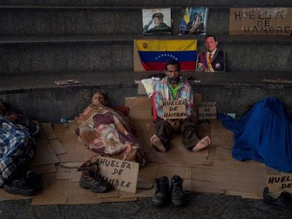 Varias personas participan en una huelga de hambre en Caracas el 6 de junio de 2019. 