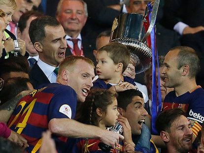 El rey Felipe VI hace entrega de la Copa del Rey al capitán del Barcelona, Iniesta, tras ganar al Sevilla por 2 goles.