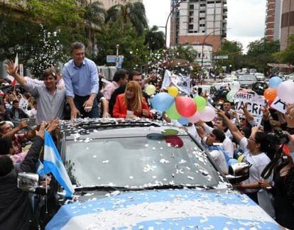 Macri, de camisa azul, recorre este miércoles la ciudad norteña de Resistencia, antes de advertir sobre las reservas del Banco de Argentina.