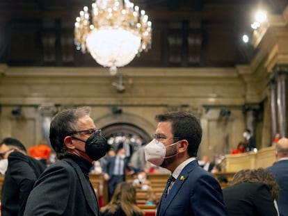 El 'president' en funciones, Pere Aragonès, conversa con su compañero de partido Josep Maria Jové, en el pleno del Parlament este jueves.