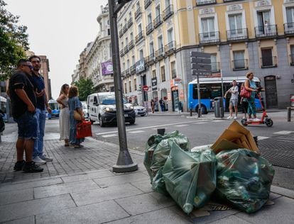 Bolsas de basura en el centro de Madrid, este lunes.