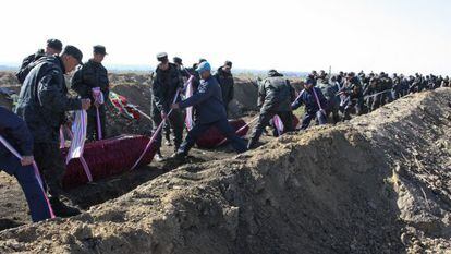 Soldados ucranios entierran en Dnipropetrovsk cuerpos de fallecidos.