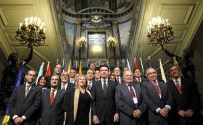 El ministro de Industria español, José Manuel Soria (c), posa para la foto de familia de los asistentes a la primera reunión de ministros de Industria Iberoamericanos que se celebra en Madrid bajo el lema "El apoyo a la micro, pequeña y mediana empresa: Una apuesta por el desarrollo económico y social".