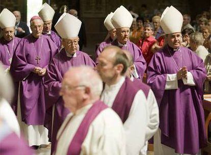Los obispos vascos ofician una misa en la catedral de Vitoria en memoria de religiosos vascos ejecutados en la Guerra Civil el pasado junio.