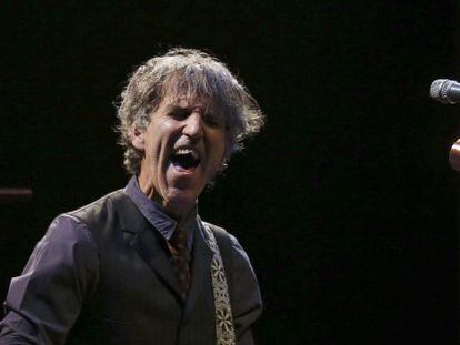 El cantautor Mikel Erentxun durante el concierto en el Teatro Circo Price.