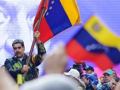 Nicolás Maduro ondea una bandera de Venezuela en la conmemoración del golpe de Estado de 1958, el pasado 23 de enero.