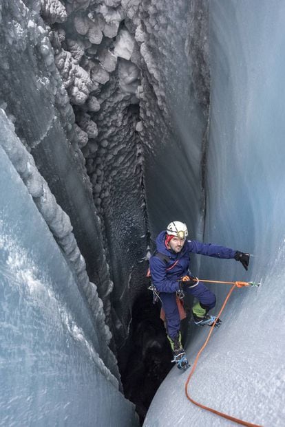 El científico italiano Francesco Sauro, de 33 años, fotografiado en el corazón de un glaciar durante su última expedición en la costa oeste de Groenlandia.