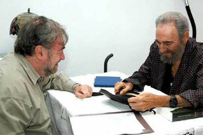 En la imagen, Castro conversa junto al senador argentino Miguel Bonasso.