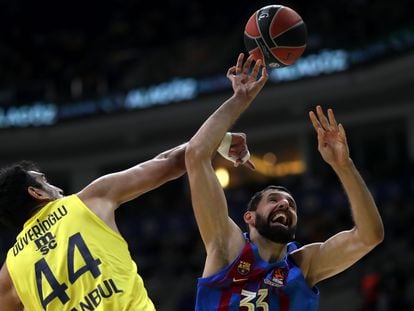 Mirotic intenta anotar ante Duverioglu.