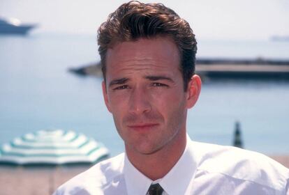 El fallecido Luke Perry se convirtió en el personaje masculino más recordado de la serie. En la foto, en los World Music Awards de Mónaco en 1995.