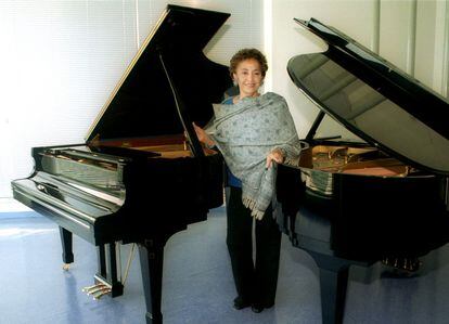 Teresa Berganza, en el conservatorio de música Jesús de Monasterio (Santander) en 1991. Estudió piano, armonía, música de cámara, composición, órgano y violoncelo. Pero se dedicó al canto después de pasar por el aula de Lola Rodríguez Aragón. 