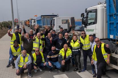 Pilar Díaz, owner of Transportes Zambrano, last Friday with other carriers during the protest in Seville.