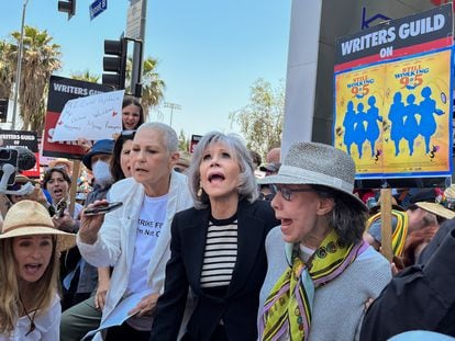 Jane Fonda and Lily Tomlin apoyaron a los guionistas durante un piquete de su huelga frente a las oficinas de Netflix situadas en Hollywood el pasado junio.