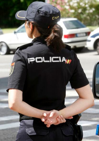 Una agente con el nuevo uniforme de la policía nacional.
