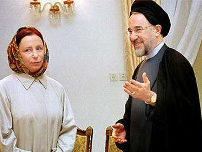 La ministra de Exteriores, Ana Palacio, ayer, con el presidente de Irán, Mohamed Jatamí.