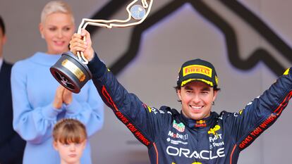 Checo Pérez levanta el trofeo de la última edición del Gran Premio de Mónaco.