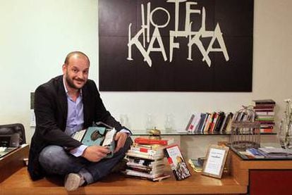 Eduardo Vilas, director de la escuela de escritores Hotel Kafka, en su despacho.