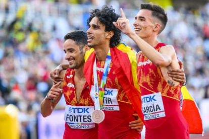Los tres españoles de la final del 1.500 metros masculino: Ignacio Fontes, Mo Katir y Mario García Romo, al acabar la carrera.