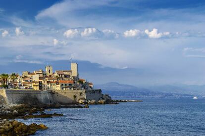 Vista de Antibes desde la playa de La Garoupe.