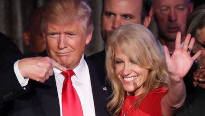 El presidente electo Trump, junto a su jefa de campa&ntilde;a, Kellyanne Conway, durante la noche electoral, en Nueva York.