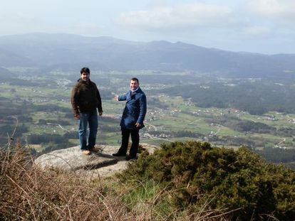 Andr&eacute;s Vidal e Iv&aacute;n Marrube, concejales del BNG de Alfoz, con el valle del Ouro al fondo. 