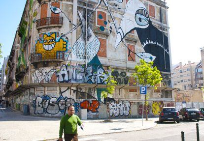 En 2008, el Ayuntamiento de Lisboa convocó a varios de los artistas urbanos más famosos del mundo para que pintaran a lo grande. Lo que hicieron en edificios abandonados de la céntrica avenida Fontes Pereira de Melo, en Marqués do Pombal, ha convertido desde entonces a la capital portuguesa en una referencia en arte urbano.