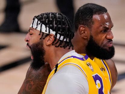 LeBron James y Anthony Davis celebran una canasta en el Lakers-Heat.