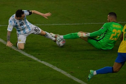 El 10 intenta rematar frente al portero de Brasil. Con esta victoria, Messi ahuyentó todos sus fantasmas y aumentó su leyenda, nada menos que ante el histórico Brasil y en el mítico Maracaná.