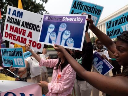 Manifestantes a favor y en contra de la discriminación positiva por raza, este jueves ante el Tribunal Supremo, en Washington.