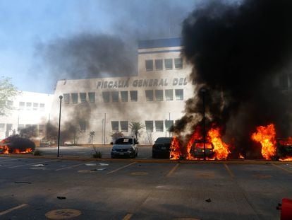 Estudiantes de la Normal Rural de Ayotzinapa ingresaron a las instalaciones de la Fiscalía General del Estado (FGE) donde quemaron vehículos en el área del estacionamiento, el 12 de marzo. YNOLPJPZWVF5FJ6NICV75XW5HQ