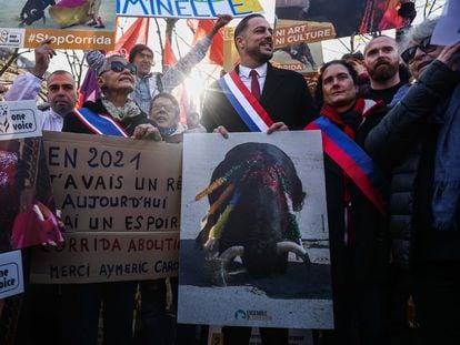 El diputado Sebastien Delogu, en una manifestación contra las corridas de toros en París, este jueves, 24 de noviembre.