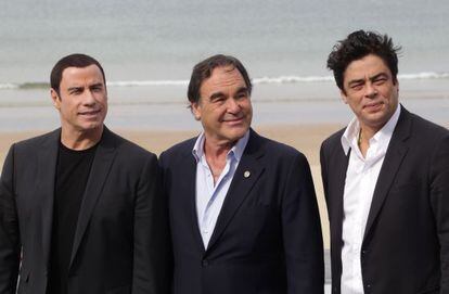 John Travolta, Oliver Stone y Benicio del Toro, ayer durante la presentación de 'Salvajes' en San Sebastián.