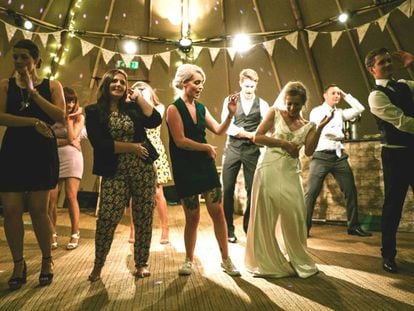 Novios e invitados bailando en una boda.