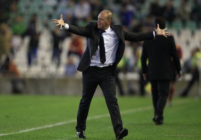 Pepe Mel dirige un partido con el Betis.